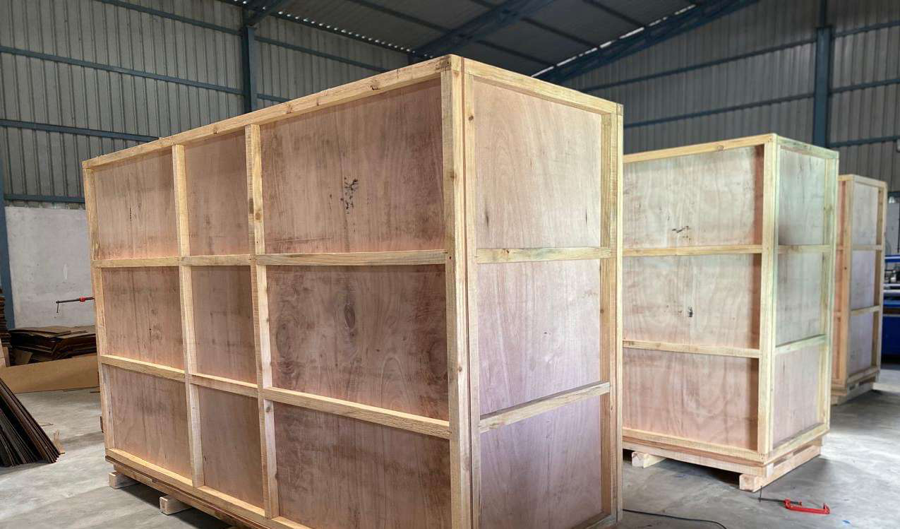 Large-format plywood crates in production