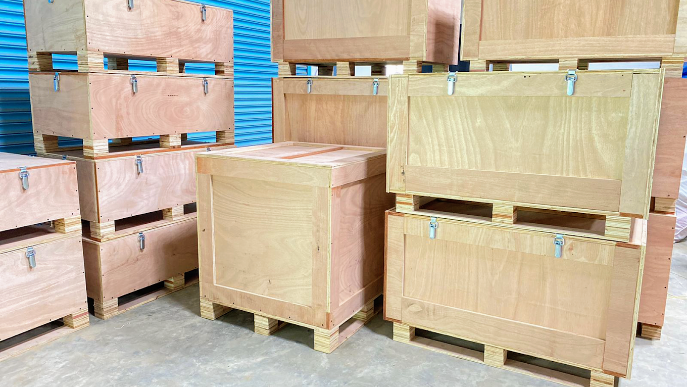 Reusable latched plywood export cases