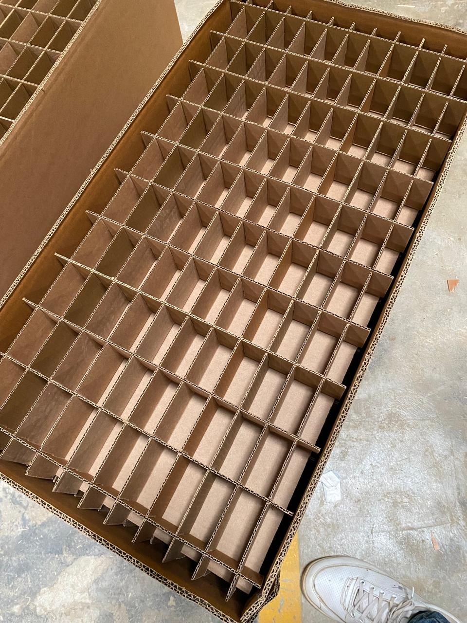 Corrugated tray with fine corrugation partitions